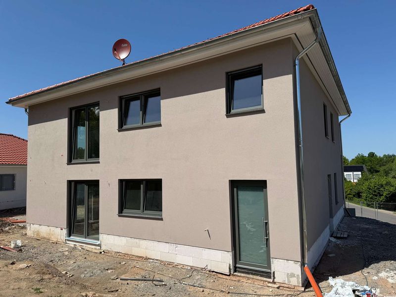 Erstbezug: Moderne Wohnung mit Balkon + 2 Stellplätzen